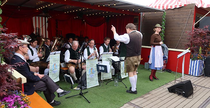 Okoberfestmusikanten von Wolfgang Grünbauer im Münchner Weißbiergarten mit Gigi Pfundmair (©Foto: Martin Schmitz)